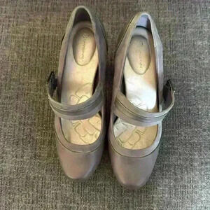 Giani Bernini gray pump with buckle. Leather/suede unique comfy!